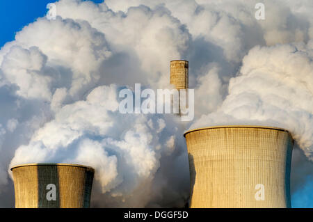 Les tours de refroidissement, Braunkohlekraftwerk Neurath, centrale électrique au lignite, Grevenbroich, Rhénanie du Nord-Westphalie Banque D'Images