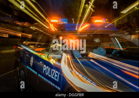 Photo de nuit d'une voiture de police, Düsseldorf, Rhénanie du Nord-Westphalie Banque D'Images