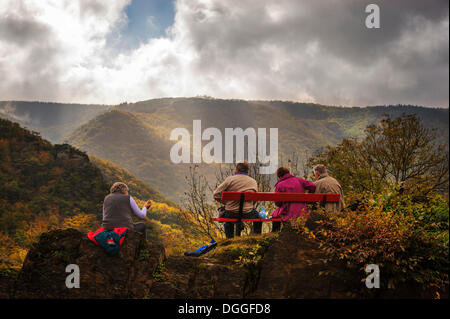 Quatre personnes ayant une pause sur un banc sur le sentier Rotweinwanderweg, Altenahr, Rhénanie-Palatinat Banque D'Images