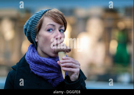 Jeune femme tenant un cornet de crème glacée avec crème glacée au chocolat, Grevenbroich, Rhénanie du Nord-Westphalie Banque D'Images