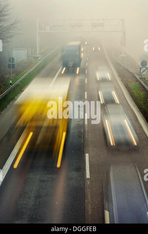 L'heure de pointe sur une autoroute avec brouillard tôt le matin, Grevenbroich, Rhénanie du Nord-Westphalie Banque D'Images