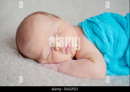 Baby Boy sleeping on blanket Banque D'Images