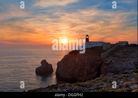 Le Portugal, l'Algarve, le cap Saint Vincent phare au coucher du soleil Banque D'Images