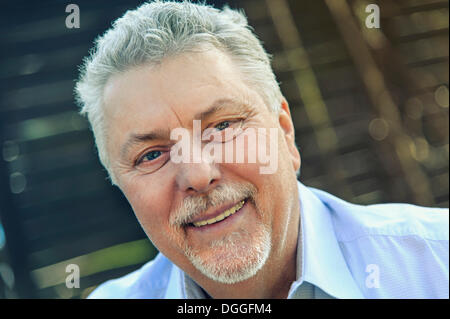 Cheerful pensionné, portrait, Grevenbroich, Rhénanie du Nord-Westphalie, Allemagne, Banque D'Images