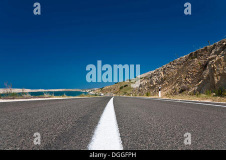 Route côtière sur l''île de Pag, Zadar, Dalmatie, Croatie, Europe Banque D'Images