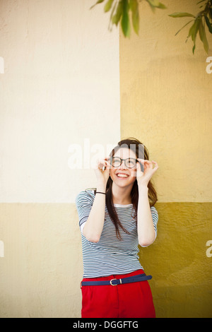 Portrait de jeune femme en face de couleur mur divisé Banque D'Images