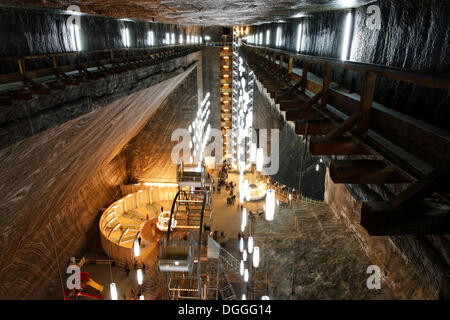 Mine de sel de Turda Salina avec vue sur Mina Rudolf et le parc d'attractions, Turda, Thorenburg, Cluj, Transylvanie, Roumanie Banque D'Images