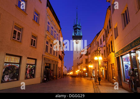 Tour de ville dans la ville historique de Znojmo, au crépuscule, en Moravie du Sud, Moravie, République Tchèque, Europe Banque D'Images