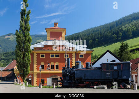 Vieille locomotive à vapeur devant le Radwerk Eisenmuseum IV musée du fer, Vordernberg, Leoben, Haute-styrie, Styrie, Autriche Banque D'Images