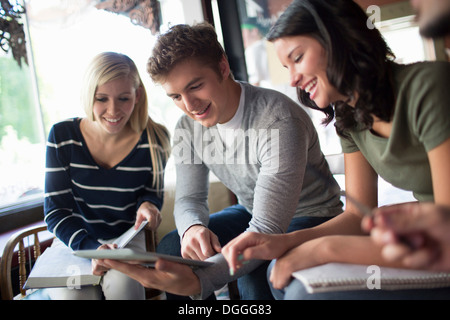 Groupe de personnes d'étudier ensemble dans cafe Banque D'Images