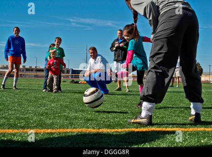 Arborant un 'Kiss my shirt crampons', six ans, fille de Hartzell Iris Maggie et Air Force Staff Sgt. Brendan Hartzell, 36 Banque D'Images