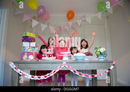 Les filles cheering at Birthday party Banque D'Images