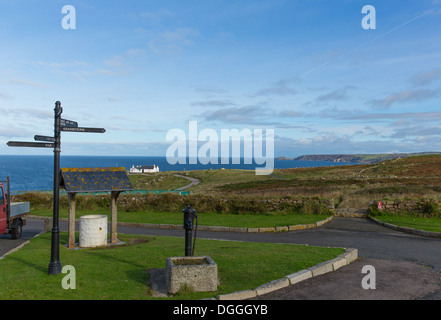 Panneau routier à Land's End Cornwall UK la plus occidentale de l'Angleterre sur la péninsule à 13 kilomètres de Penwith Penzance Banque D'Images