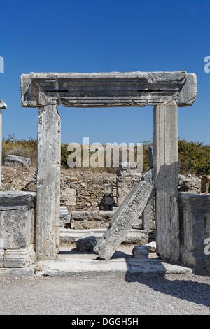 Ruines dans l'Agora, la place de marché dans le site d'excavation dans la ville antique de Pergé, Aksu, Turkish Riviera, Antalya, Turquie Banque D'Images