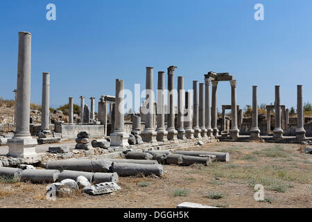 Les ruines et l'avenue de colonnes dans l'Agora, la place de marché dans le site d'excavation dans la ville antique de Pergé, Aksu Banque D'Images