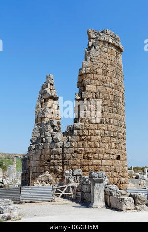 Porte de la ville hellénistique, ruines de l'ovale tours, Perge, Aksu, Turkish Riviera, Antalya, Turquie, Asie Banque D'Images