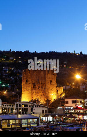 Tour Rouge lumineux dans le port d'Alanya, Antalya, Turkish Riviera, la Turquie, l'Asie Banque D'Images