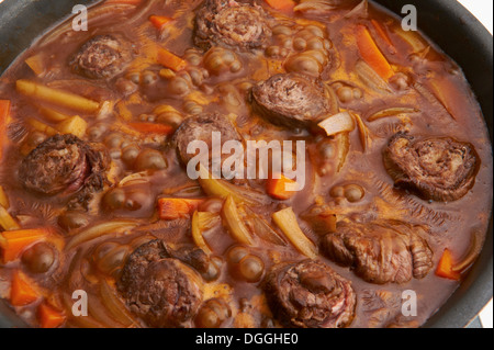 Still Life of meat roulades dans stew Banque D'Images