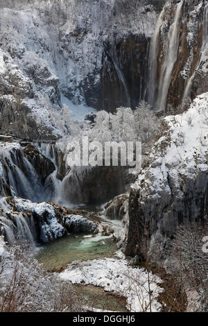 Grande Cascade Veliki Slap ou, en hiver, le parc national Plitvicka Jezera, Plitvicer Seen, Karlovac, Croatie, Lika-Senj Banque D'Images