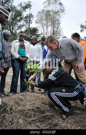 Travailleur de l'Allemagne en faveur des jeunes sud-africains de l'enseignement dans une école de l'agriculture, la culture des agrumes, Campus d'Alice Banque D'Images