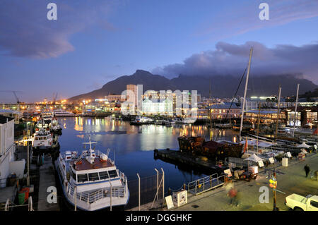 Vue sur le district 7441 de nuit avec la Montagne de la table, V & A Waterfront, Cape Town, Afrique du Sud, l'Afrique Banque D'Images