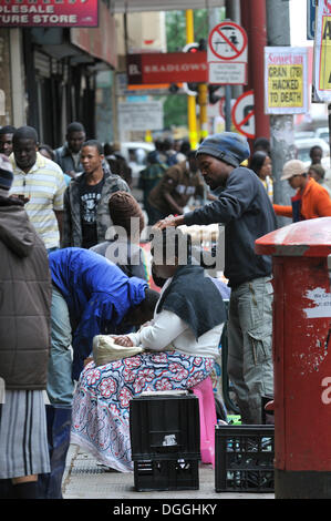 Secteur informel, un salon de coiffure sur la rue dans le centre de Johannesburg, Afrique du Sud, l'Afrique Banque D'Images