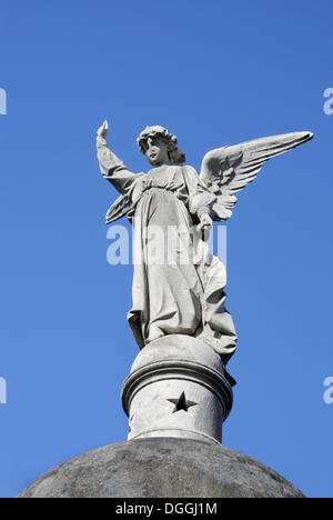 Angel sur le dessus d'un mausolée, Cementerio de la Recoleta, cimetière de Recoleta, Buenos Aires, Argentine, Amérique du Sud Banque D'Images