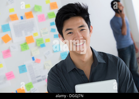 Male office worker holding digital tablet Banque D'Images