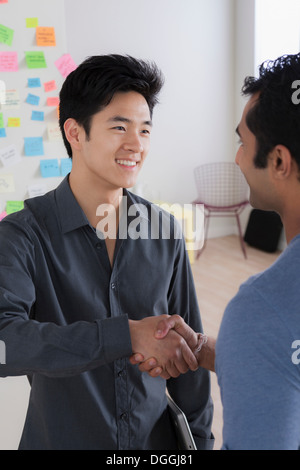 Les employés de bureau masculins shaking hands