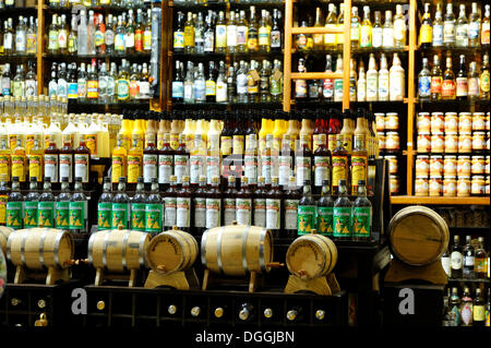 Cachaca, de l'alcool fabriqué à partir de jus de canne à sucre fermenté, boisson nationale du Brésil, en vente dans un magasin à Paraty ou Parati Banque D'Images