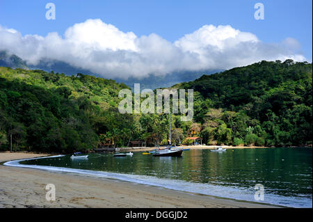 Bateaux de pêche dans la baie, plage de l'Abraãozinho, Ilha Grande, l'état de Rio de Janeiro, Brésil, Amérique du Sud Banque D'Images