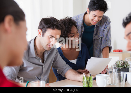 Les collègues masculins et féminins meeting in office Banque D'Images