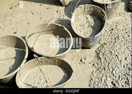 Dans des seaux de béton sur un chantier de construction, quartier Jacarepaguá, Rio de Janeiro, Brésil, Amérique du Sud Banque D'Images