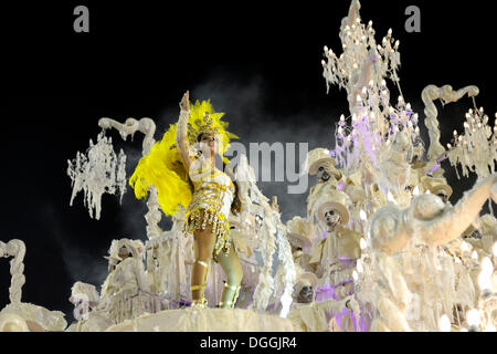 Samba femelle danseuse sur un char allégorique de l'école de samba Unidos da Tijuca, sur le thème le l'Allemagne enchantée', au cours de Sambódromo Banque D'Images