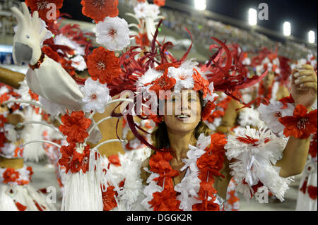 Jeune femme en costume floral, défilé de l'école de samba Academicos do Salgueiro, Sambódromo, Rio de Janeiro, Brésil Banque D'Images