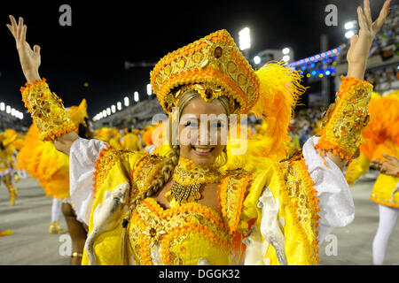 Fenmale danseur de samba, défilé de l'école de samba Unidos da Tijuca, le thème 'Allemagne' enchantée, Sambódromo, Rio de Janeiro Banque D'Images