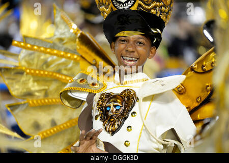 Garçon, prenant part au défilé de l'Academicos do Rio Grande école de samba pendant le Carnaval de Rio de Janeiro en 2013 Banque D'Images