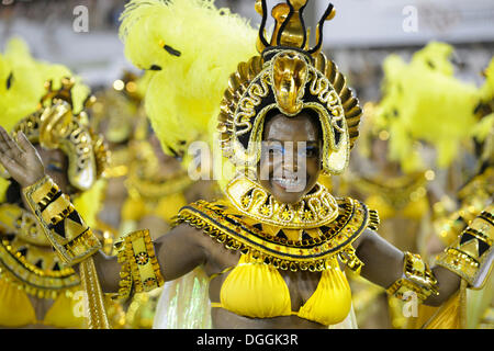 Danseur en costume d'un pharaon égyptien, défilé de l'école de samba Academicos do Salgueiro pendant le Carnaval à Rio de Banque D'Images