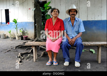 Couple, 58 et 59, assis sur un banc en face d'une maison, la Sabaneta, Masaya, Nicaragua Banque D'Images