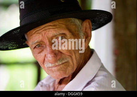 Un homme âgé avec un chapeau, portrait, Poxoréo, Mato Grosso, Brésil Banque D'Images