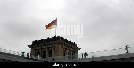 Berlin, Allemagne. 15 Oct, 2013. Les visiteurs marchent sur le toit-terrasse du bâtiment du Reichstag qui accueille le Bundestag allemand à l'automne météo à Berlin, Allemagne, 15 octobre 2013. Photo:Wolfgang Kumm/dpa/Alamy Live News Banque D'Images