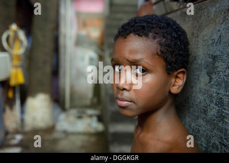 Garçon avec une expression suspecte dans un taudis ou favela, Ananindeua favela, Rio de Janeiro, Rio de Janeiro, Brésil de l'État Banque D'Images