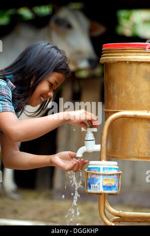 L'éducation à l'hygiène grâce à un organisme de bienfaisance, à laver ses mains, fille Trapang Village, district, Province de Takéo Bathi, Cambodge Banque D'Images