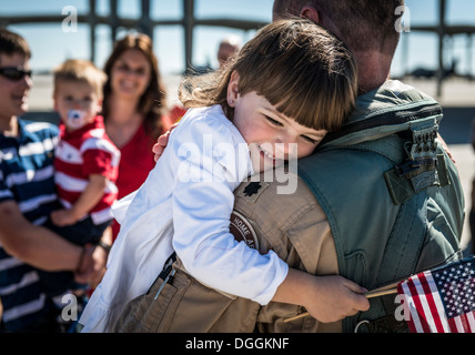 Le Lieutenant-colonel de l'US Air Force Joel Meyers, 389e Escadron de chasse commandant, embrasse sa fille pour la première fois au cours d'un retour à l'accueil de l'événement le 389e Escadron de chasse de l'arrière de son déploiement en Asie du Sud-Ouest à Mountain Home Air Force Base, Al-Qaida Banque D'Images