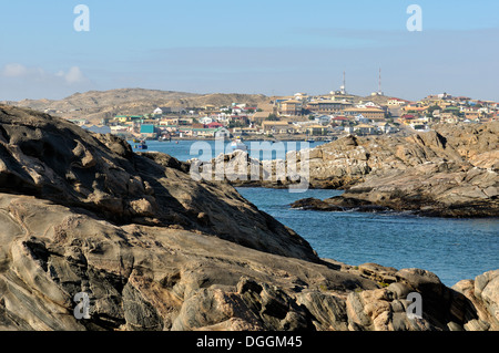 Vue depuis l'île de requin de la ville balnéaire de Luderitz en Namibie Banque D'Images