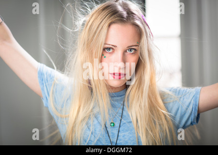 Jeune femme avec des cheveux, portrait Banque D'Images