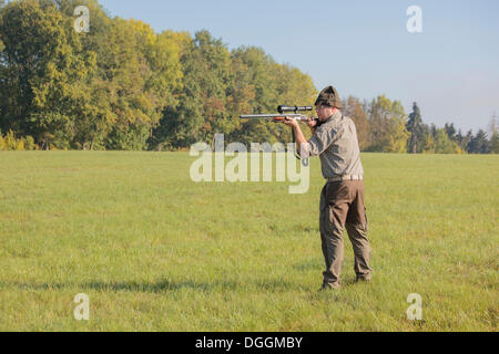 Hunter en attente de jeu avec arme au poing, Offheim, Limburg an der Lahn, Hesse, Allemagne Banque D'Images