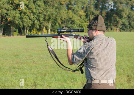 Hunter en attente de jeu avec arme au poing, Offheim, Limburg an der Lahn, Hesse, Allemagne Banque D'Images