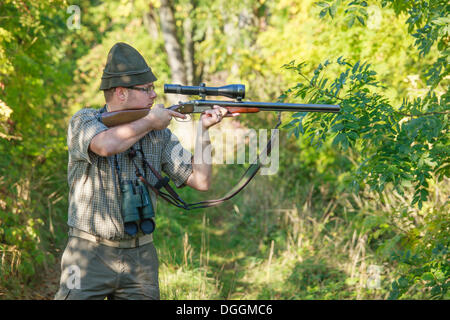 Hunter en attente de jeu avec arme au poing, Offheim, Limburg an der Lahn, Hesse, Allemagne Banque D'Images