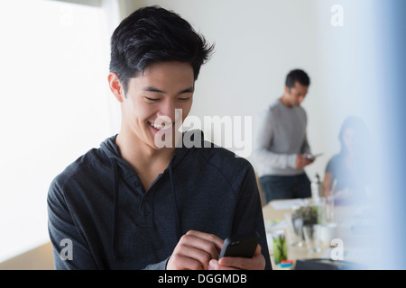 Male office worker texting on mobile phone Banque D'Images